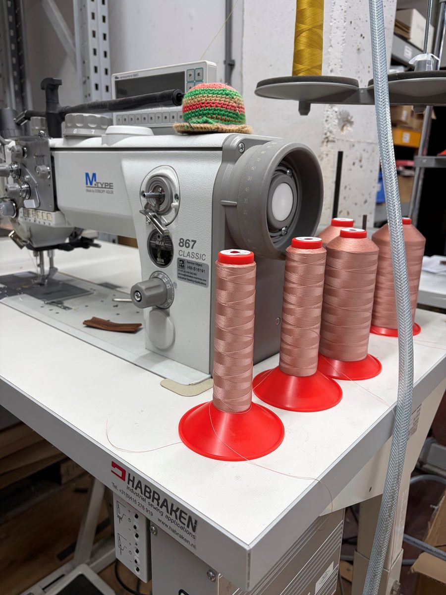 Hortensia — fauteuil bekleed met textielbloemen van RNDM Production