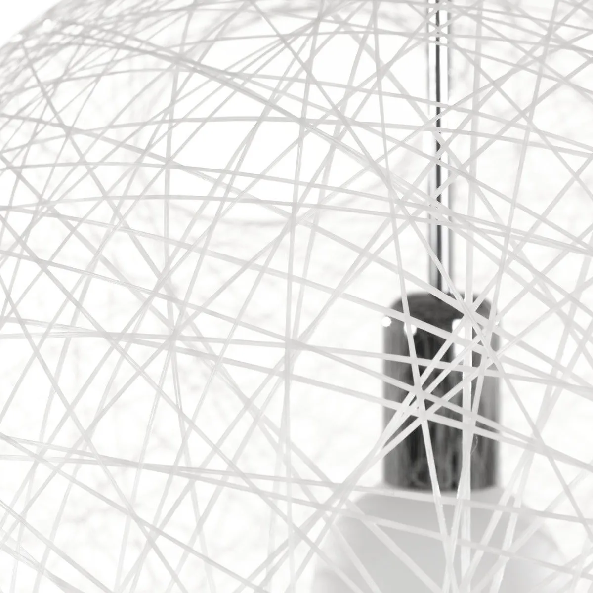 Detail van een met de hand gewikkelde witte Random Light lamp