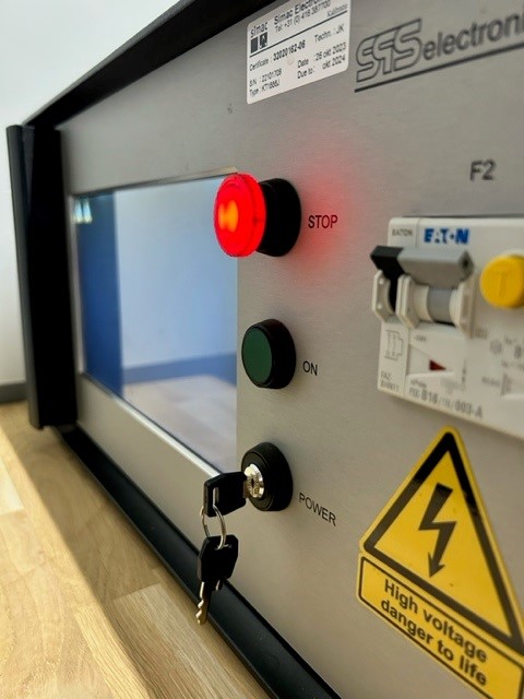Sleutelschakelaar op testapparatuur in werking bij elektrische veiligheidscontrole