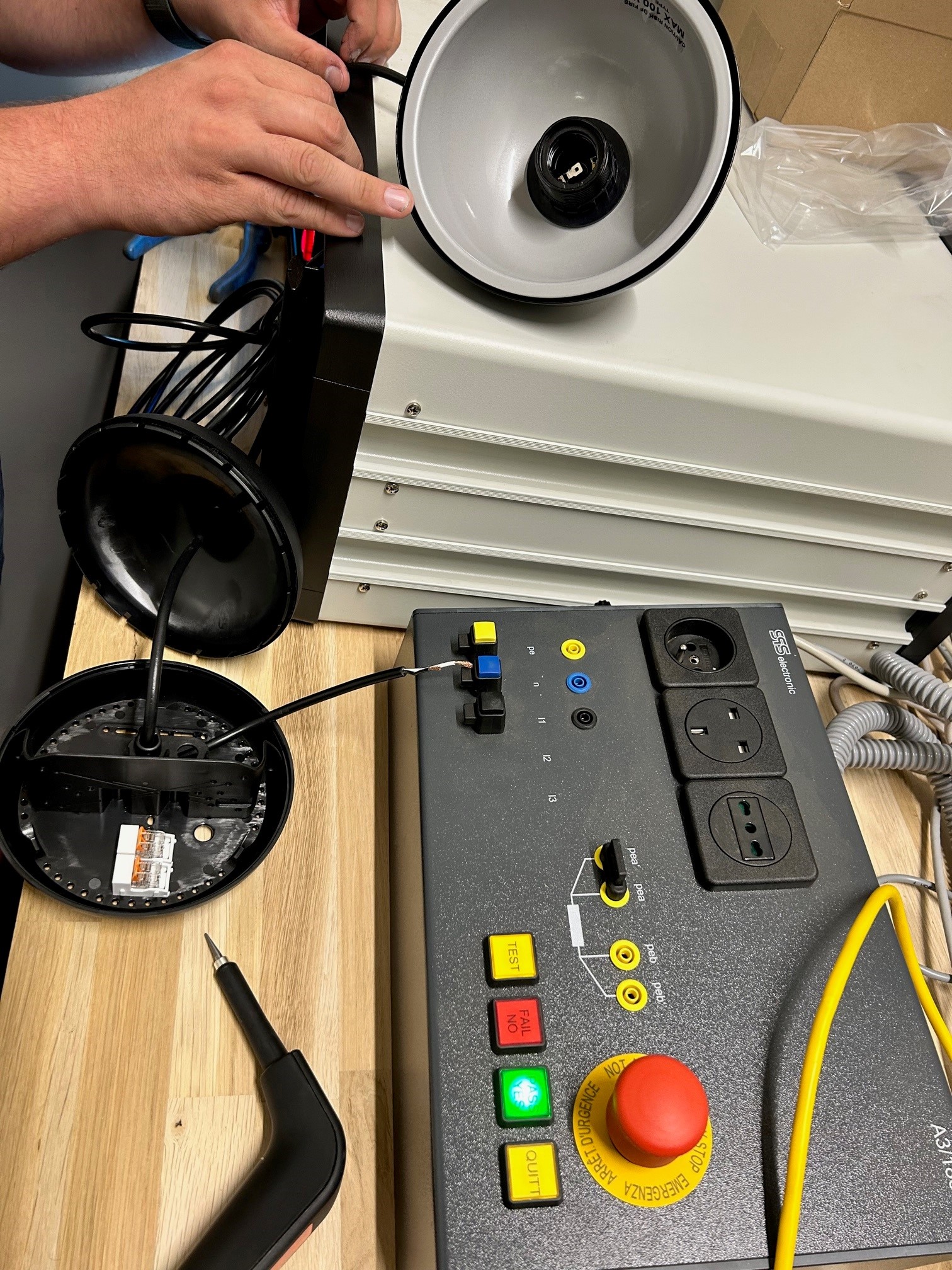 Testopstelling voor elektrische veiligheidscontrole van Non Random verlichtingsarmaturen